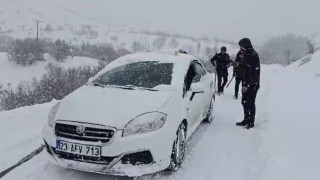 Malatyada karlı yolda kalan araç ve hasta vatandaşlara büyükşehir ekipleri yetişti