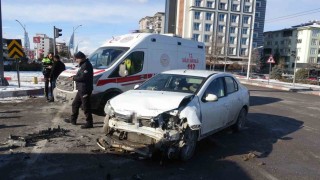 Malatyada otomobiller çarpıştı: 2 yaralı