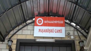 Malatyada Paşaköşkü Camisinin hasarlı minaresi onarılıyor