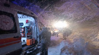 Malatyada yolda mahsur kalan vatandaşları belediye ekipleri kurtardı