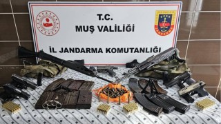 Malazgirtte çok sayıda silah ve mühimmat ele geçirildi