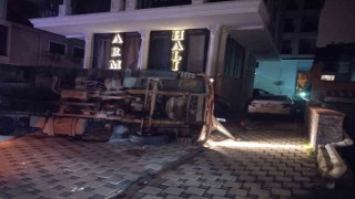 Maltepede moloz yüklü kamyonet otomobilin üzerine devrildi