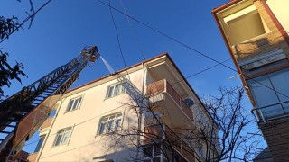 Mangal yakmak isterken çatıyı ateşe verdi