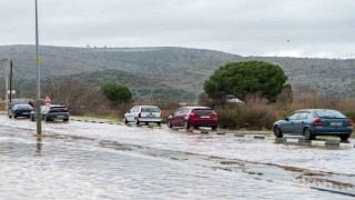 Manisada cadde ve sokaklar göle döndü, birçok noktayı su bastı