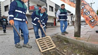 Manisada ekipler yağışa karşı sahada
