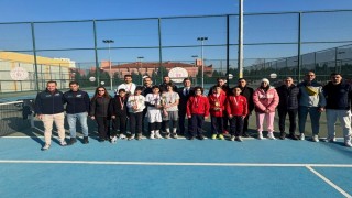 Manisada genç sporcular tenis il birinciliği için ter döktü