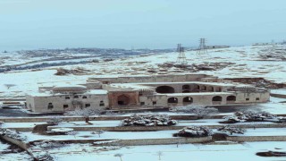 Mardinde Kasımiye Medresesinin kar altındaki manzarası dronla görüntülendi