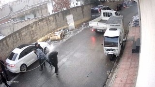 Mardinde kopan elektrik teli gençlerin üzerine düştü