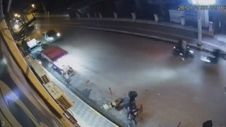 Mardinde motosikletlerin çarpıştığı kaza güvenlik kamerasına yansıdı