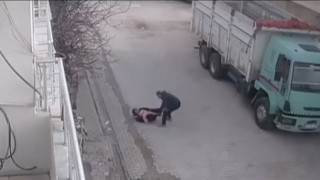 Mardinde sokak ortasında bebekli anne ve küçük kıza acımasız saldırı