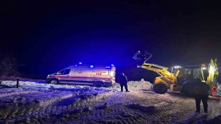Mardinde yolda mahsur kalan ambulansı belediye ekipleri kurtardı