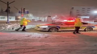 Mardinde yürekleri ısıtan görüntüler: Polis ve çocukların kar topu savaşı kamerada