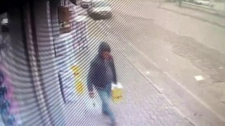 Marketin önündeki sıvı yağ kolisini çalan şahsın o anları kamerada