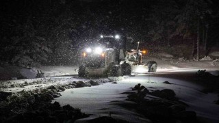 Menteşe Belediyesi ekipleri gece boyunca kar ile mücadele etti
