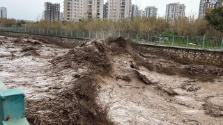 Mersin’de Dere Yatakları Taştı, Yollar Kapandı