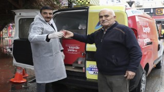 Mersinde vatandaşlara soğuk havada kaynar ikramı