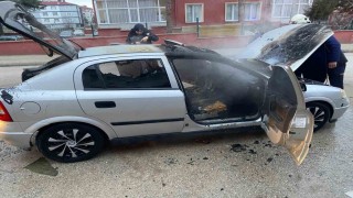 Merzifonda yanan otomobil kullanılmaz hale geldi