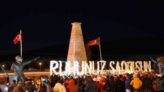 Meşalelerle şehitler için geceyi aydınlattılar
