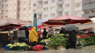 Meteorolojinin sağanak ve fırtına uyarısı pazarcıları etkiledi