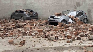 Metruk binanın çatı duvarı otoparka devrildi, 6 araçta hasar oluştu