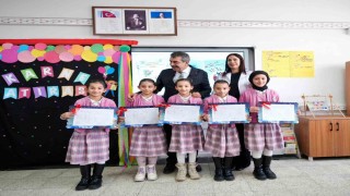 Milli Eğitim Bakanı Tekin, Ağrıda beşiz kardeşlere karnelerini verdi