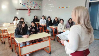 Milyonluk mal varlığını TSKya bağışlayan öğretmen psikoz çıkmadı, öğrencilerine koştu