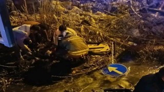 Minibüsle çarpışan motosiklet su kanalına devrildi: 2 kişi yaralandı
