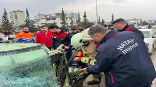 Minibüsle çarpışan otomobil hurdaya döndü: 1i ağır 5 yaralı