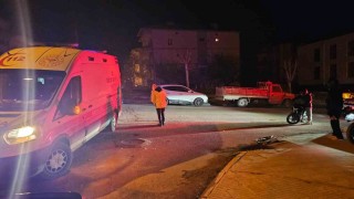 Motosiklet ile otomobil çarpıştı: 2 yaralı
