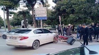 Motosiklet otomobile saplandı