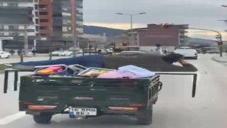 Motosikletin arkasında yatarak tehlikeli yolculuk