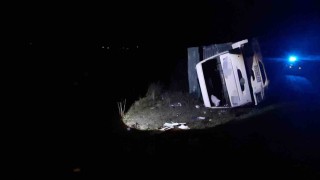 Mudurnuda kamyon şarampole devrildi: 1 yaralı