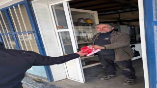 Muğla Büyükşehir Belediyesi Türk Bayrağı dağıtarak dayanışma mesajı verdi