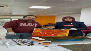 Muğlada aileler ve çocuklar ebru sanatıyla renklerin yolculuğuna çıktı