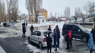 Muşta çatıdan düşen kar kütlesi otomobilde hasara yol açtı