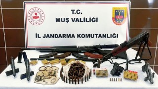 Muşta çok sayıda silah ve mühimmat ele geçirildi