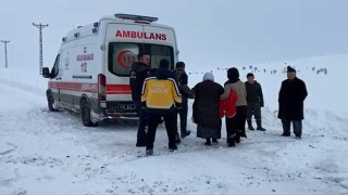 Muşta hasta, ambulansa iş makinesiyle ulaştırıldı