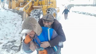 Muşta kapalı köy yollarında mahsur kalan hastalar ekiplerce kurtarıldı