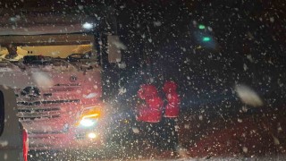 Muşta kar ve tipi: Yolda mahsur kalan 180 kişinin imdadına Kızılay yetişti