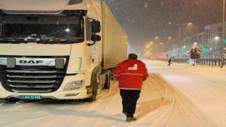 Muşta kar ve tipi: Yolda mahsur kalan vatandaşların imdadına Kızılay yetişti