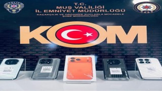 Muşta kargo paketinden kaçak telefon çıktı