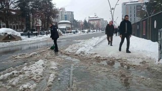 Muşta polisten örnek davranış: Su dolan caddeyi kürekle temizledi