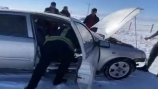 Muşta seyir halindeki otomobil alev aldı