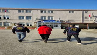 Nazillide 2 aranan şahıs yakalandı