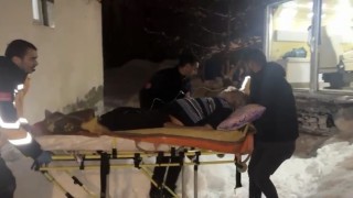 Nefes darlığı yaşayan hasta karla kaplı köyden paletli ambulansla kurtarıldı