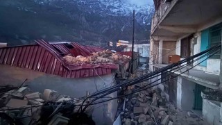 Niğdede şiddetli rüzgar nedeniyle minare yıkıldı, çatılar uçtu