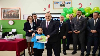Öğrencilerin karnelerini Vali Canbolat verdi