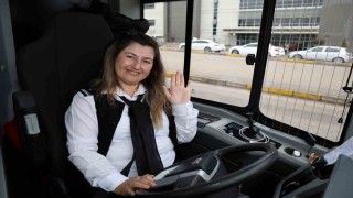 Öğretmenliği bıraktı, otobüs direksiyonuna geçti