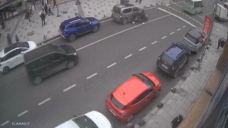 Ön kaldıran motosikletli park halindeki araca çarptı