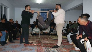 Onlarca köylü bir araya geldi, geleneksel orta oyunları kahkahaya boğdu